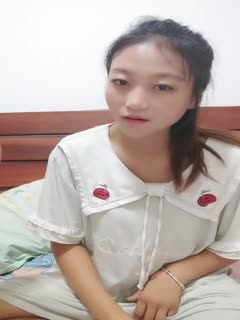 良家小少妇深夜露脸与小哥床上激情，让小哥吃奶舔逼，口交大鸡巴后入爆草，激情上位淫声荡语不断互动撩骚第01集海报剧照