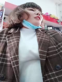 超市老板娘店里发骚，生意不好直播来搞，跳蛋塞逼里撅着屁股拿货被大哥发现从后面摸了两把，啤酒瓶子抽插第02集<script src=