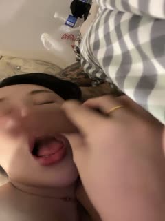 女神来了露脸上演教科书式口交大鸡巴,性感纹身胸前的发财好刺激,让小哥爱不释手口交大鸡巴射嘴抠她骚穴第05集<script src=