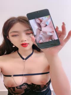 发骚的御姐小少妇全程露脸跟狼友互动撩骚,分享手机里的性爱片段,撅着屁股让大哥调教,手指捅菊花爆草抽插第06集<script src=