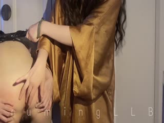 ⚡女主人调教小母狗⚡极品尤物气质百合女神〖乳名LLB〗拘束在衣柜里的小狗,被主人牵出来鞭打调教但是被反攻到潮吹1第01集