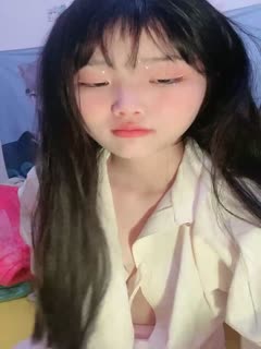 清纯可爱学妹露脸刚下海不酒大秀直播赚外快,在狼友的金钱攻势下展示,全裸脱光互动撩骚,掰开小穴玩小豆豆第02集<script src=