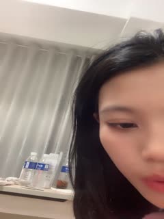 清纯小妹露脸展示，全裸在床上让小哥拍给狼友看，只看不草又不会怀孕，奶子很嫩逼逼性感，还没长几根毛刺激第01集海报剧照